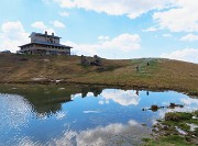 56 Il Rif. Monte Avaro si specchia 